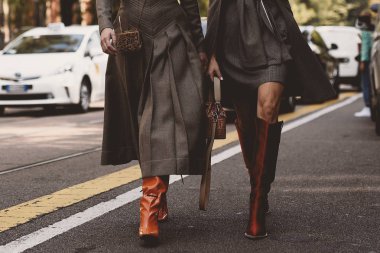 20 Eylül 2018: Milan, İtalya - sokak stili kıyafetler ayrıntılı Milano Moda Haftası sırasında - Mfwss19