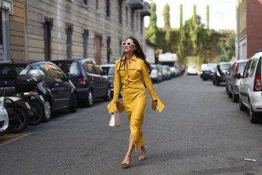 Milan, İtalya - 19 Eylül 2018: Sokak stili kıyafetler önce Jil Sander moda gösterisi sırasında Milan Fashion Week.