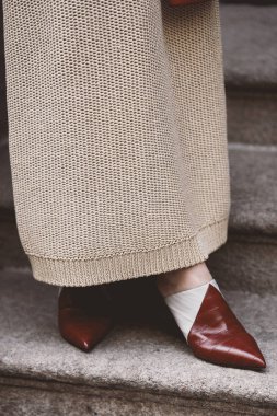 22 Eylül 2018: Milan, İtalya - Milan Fashion Week - sokak stili kavramı - Mfwss19 sırasında ayrıntılı olarak şık ve modaya uygun ayakkabı