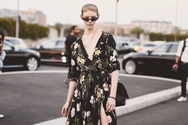 20 Eylül 2018: Milan, İtalya - Milan Moda Haftası sırasında sokak stil kıyafeti - Mfwss19