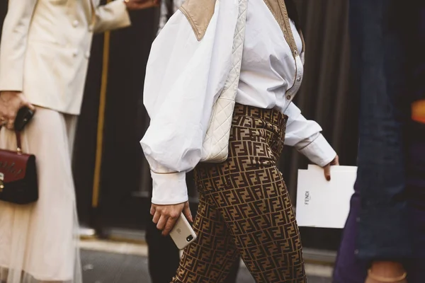 20 Eylül 2018: Milan, İtalya - Fendi giyim - Street style kıyafet Milan Fashion Week - Mfwss19 sırasında