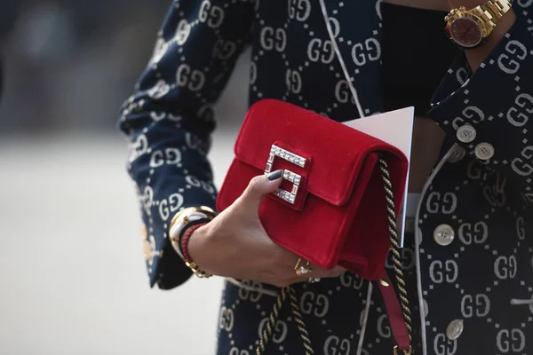 Milan, İtalya - 19 Eylül 2018: Sokak stili kıyafetler Alberta Ferretti moda gösterisi sırasında Milan Fashion Week - Gucci kıyafet önce