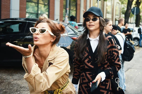 20 Eylül 2018: Milan, İtalya - şık kıyafetler ile moda Influencers - sokak stili kavramı - Mfwss19