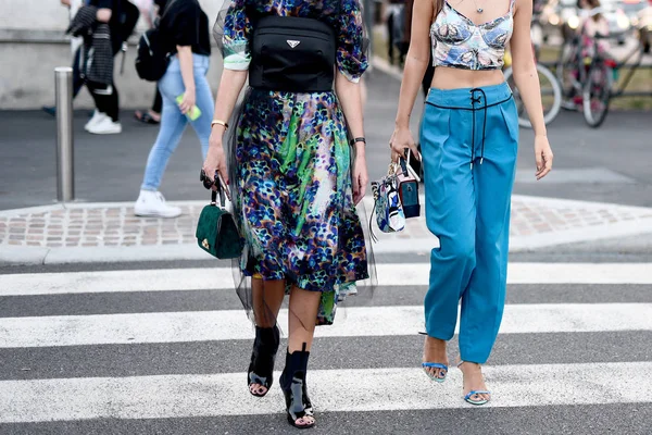 20 Eylül 2018: Milan, İtalya - sokak stili kıyafetler ayrıntılı Milano Moda Haftası sırasında - Mfwss19