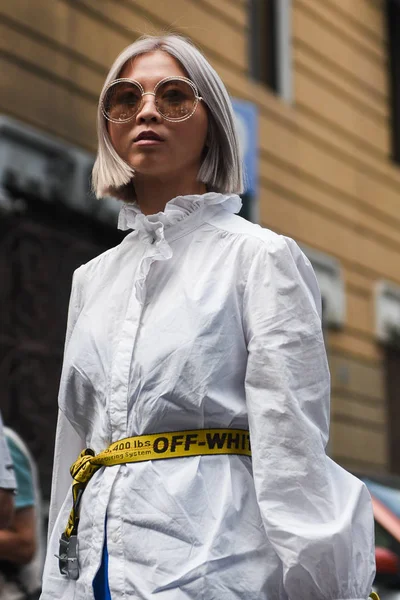 ミラノ ファッション ウィーク中にジルサンダー ファッションショーの前にミラノ イタリア 2018 ストリート スタイルの衣装 — ストック写真