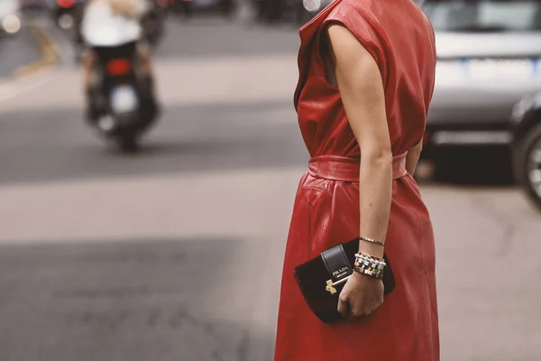 Setembro 2018 Milão Itália Menina Com Uma Bolsa Prada Luxo — Fotografia de Stock