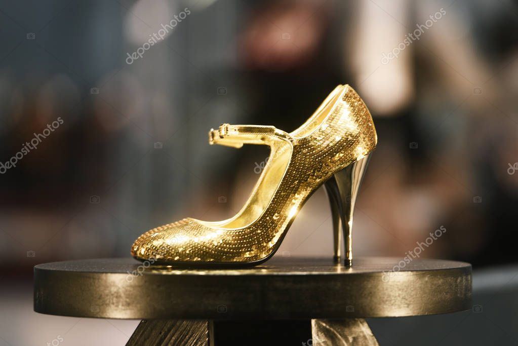 22 de septiembre 2018: Milán, Italia - Zapatos de lujo en una tienda Milán. 2023