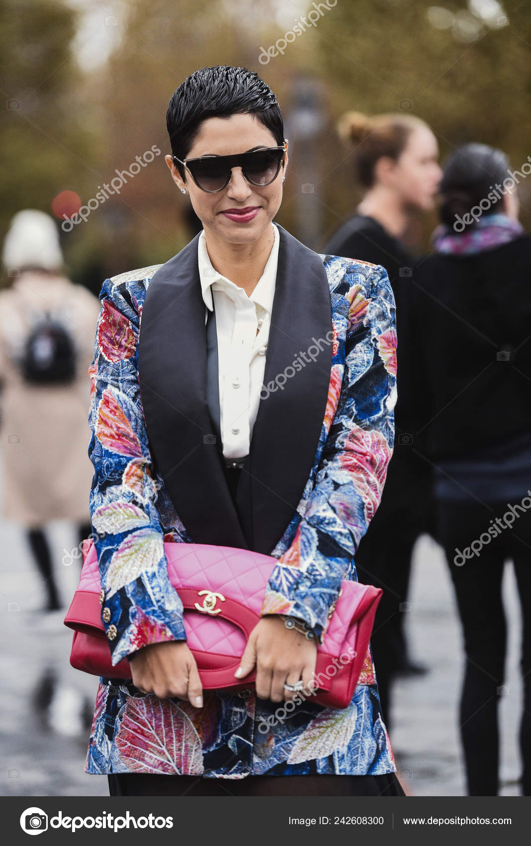 October 2018 Paris France Fashionable Girl Wearing Chanel Bag Fashion –  Stock Editorial Photo © AGCreativeLab #242608520