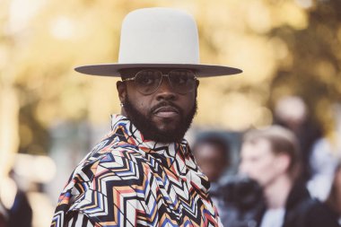 27 Eylül 2018: Paris, Fransa - Paris moda haftası sırasında sokak stil görünümü - Pfwss19