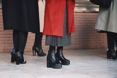Milan, İtalya - 21 Şubat 2018: Şık ve zarif bir kadın ayakkabı Milan Fashion Week - moda sokak stil kavramı sırasında poz verdi
