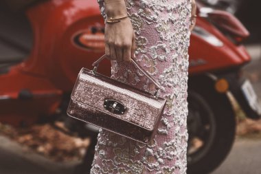 2 Ekim 2018: Paris, Fransa - kız bir defile sonra Paris moda haftası - Pfwss19 şık bir Miu Miu el çantası giyiyor