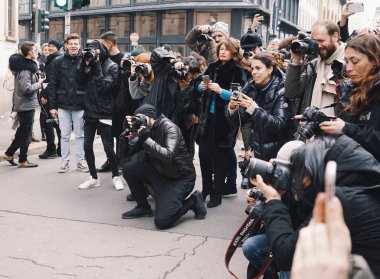Milan, İtalya - 24 Şubat 2018: Milano Moda Haftası sırasında fotoğraf çekmek pek çok fotoğrafçı.