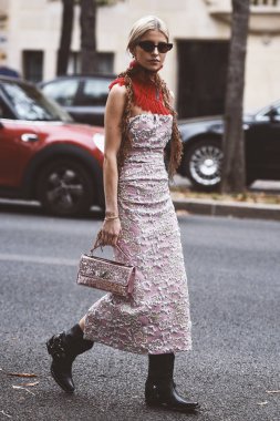 2 Ekim 2018: Paris, Fransa - Paris moda haftası - Caroline Daur - Pfwss19 sırasında sokak stil kıyafeti