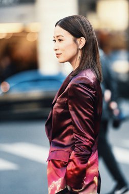 1 Ekim 2018: Paris, Fransa - etkileyen şık kıyafeti Paris moda haftası - Pfwss19 poz ile