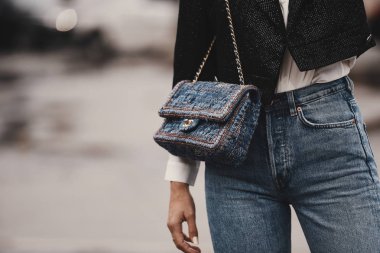2 Ekim 2018: Paris, Fransa - Paris moda haftası - Pfwss19 sırasında bir defile dışında bir Chanel çanta giyen moda kız
