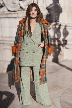1 Ekim 2018: Paris, Fransa - Paris moda haftası sırasında sokak stil kıyafeti - Pfwss19