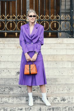 1 Ekim 2018: Paris, Fransa - etkileyen şık kıyafeti Paris moda haftası - Pfwss19 poz ile