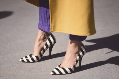 29 Eylül 2018: Paris, Fransa - Paris moda haftası sırasında bir sokak stil kıyafeti üzerinde lüks ayakkabı - Pfwss19