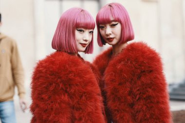 1 Ekim 2018: Paris, Fransa - ikizler Ayax Amiaya ve Ami Amiaya dışında bir defile sırasında Paris moda haftası - Pfwss19