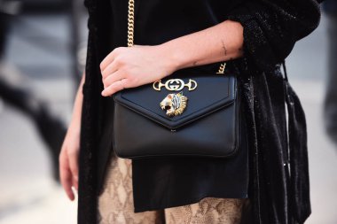 28 Eylül 2018: Paris, Fransa - kız bir defile sonra Paris moda haftası - Pfwss19 sırasında bir şık Gucci el çantası giyiyor