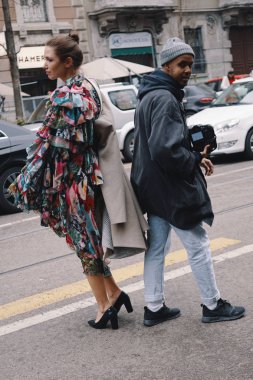 Milan, İtalya - 24 Şubat 2018: Milano Moda Haftası sırasında poz bir etki unsuru dışında bir defile, abartılı kıyafet.