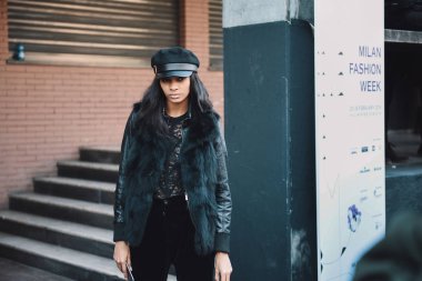 Milan, İtalya - 21 Şubat 2018: Milan moda hafta Aw 2018 sırasında Fotoğrafçılara poz kız moda.