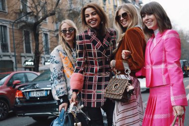 Milan, İtalya - 22 Şubat 2018: Fendi gösterdikten sonra Milano Moda haftasında - sokak stili kavram yürümeye moda kız.