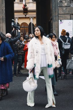 Milan, İtalya - 22 Şubat 2018: Milano Moda Haftası sırasında poz Asyalı kız.