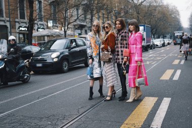 Milan, İtalya - 21 Şubat 2018: Modelleri, blogcular ve Milano Moda Haftası sırasında moda ve şık görünümlü etkilendiği isimlerden.