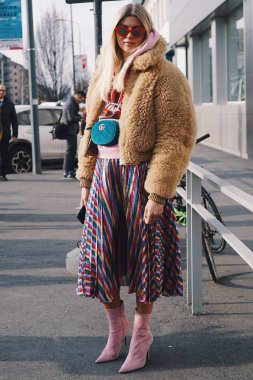 Milan, İtalya - 21 Şubat 2018: Moda şık giyim ve aksesuarları ile bir fashionista sırasında görünümünü Milan Fashion Week.