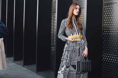 Milan, İtalya - 21 Şubat 2018: Moda şık giyim ve aksesuarları ile bir fashionista sırasında görünümünü Milan Fashion Week.