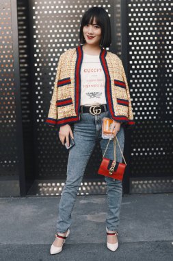 Milan, İtalya - 21 Şubat 2018: Milano Moda Haftası sırasında poz Asyalı kız.