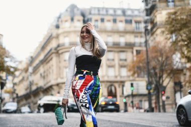 30 Eylül 2018: Paris, Fransa - moda etkileyen bir defile sırasında Paris moda haftası - Pfwss19 önce poz