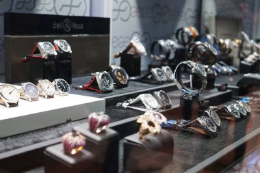 Milan, İtalya - 24 Şubat 2018: Erkek lüks saatler bir mağazada Vittorio Emanuele II Galerisi.