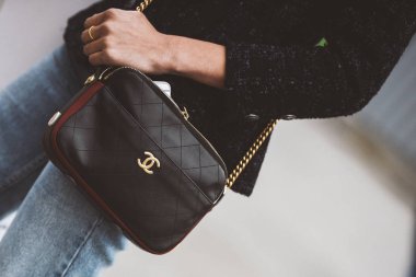 2 Ekim 2018: Paris moda haftası - Pfwss19 Paris, Fransa - ayrıntılı süslü kıyafeti - sokak stili