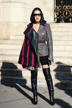 1 Ekim 2018: Paris, Fransa - Paris moda haftası sırasında sokak stil kıyafeti - Pfwss19