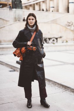 1 Ekim 2018: Paris, Fransa - genç model bir defile sonra Paris moda haftası - Pfwss19 poz