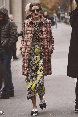 2 Ekim 2018: Paris, Fransa - Paris moda haftası - Olivia Palermo - Pfwss19 sırasında sokak stil görünümü