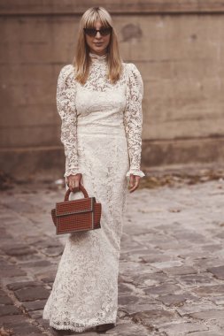 30 Eylül 2018: Paris, Fransa - Paris moda haftası sırasında sokak stil kıyafeti - Pfwss19