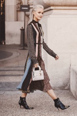 29 Eylül 2018: Paris, Fransa - Paris Fashion Week, street style kavramı - Pfwss19 sırasında şık kıyafet