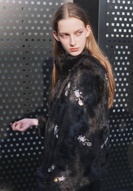 Milan, İtalya - 21 Şubat 2018: Moda kızlar Gucci moda sonra poz Milano Moda haftasında - sokak stili kavramı göstermek