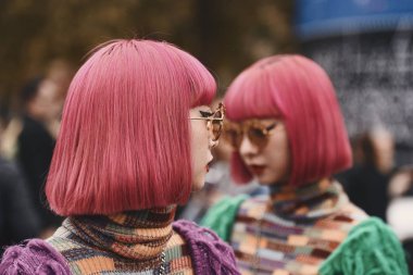 2 Ekim 2018: Paris, Fransa - ikizler Ayax Amiaya ve Ami Amiaya dışında bir defile sırasında Paris moda haftası - Pfwss19
