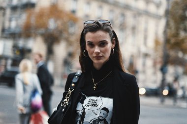 30 Eylül 2018: Paris, Fransa - moda model bir gösterisi sırasında Paris moda haftası - Pfwss19 sonra poz