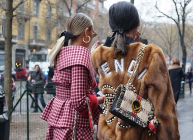 Milan, İtalya - 22 Şubat 2018: Moda kızlar Fendi Fendi moda sonra poz giyim Milano Moda haftasında - sokak stili kavramı göstermek
