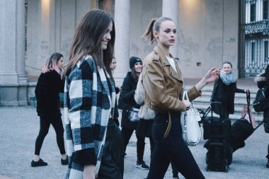 Milan, İtalya - 21 Şubat 2018: Milano Moda Haftası sırasında bir show sonrası poz modelleri