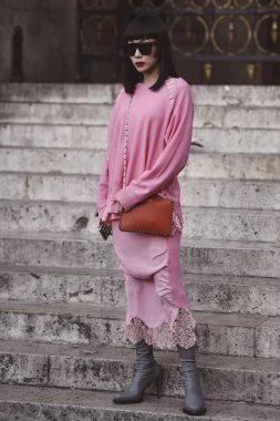 1 Ekim 2018: Paris, Fransa - Paris moda haftası sırasında sokak stil kıyafeti - Pfwss19