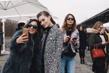 Milan, İtalya - 23 Şubat 2018: Milano Moda Haftası sırasında bir show sonrası poz modelleri