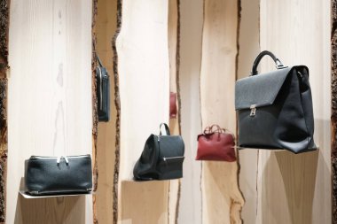 Milan, İtalya - 24 Şubat 2018: Deri çanta ve Çantalar moda mağaza Milano'da