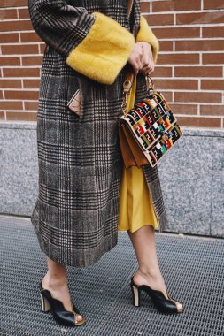 Milan, İtalya - 22 Şubat 2018: Fendi giyim ve aksesuar Milano Moda haftasında giyen moda kız.