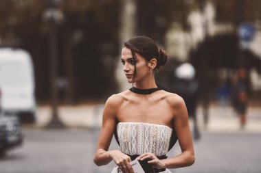 2 Ekim 2018: Paris, Fransa - moda model bir gösterisi sırasında Paris moda haftası - Pfwss19 sonra poz